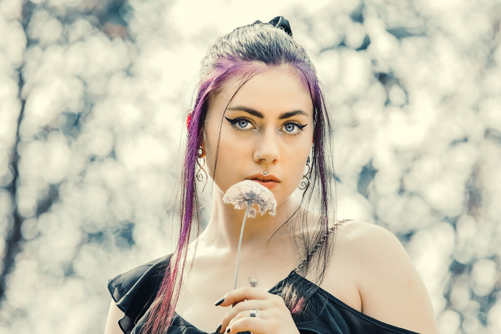 Gothic Girl Ira mit Blume in der Hand schaut sinnlich in die Kamera Hochzeitsfotografie Mönchengladbach