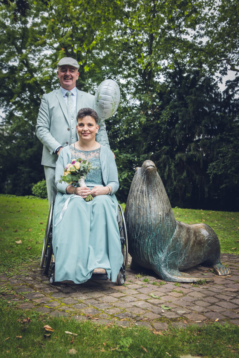 Brautpaar im Park mit Robbe - Hochzeitsfotograf André Wolfs Mönchengladbach & NRW