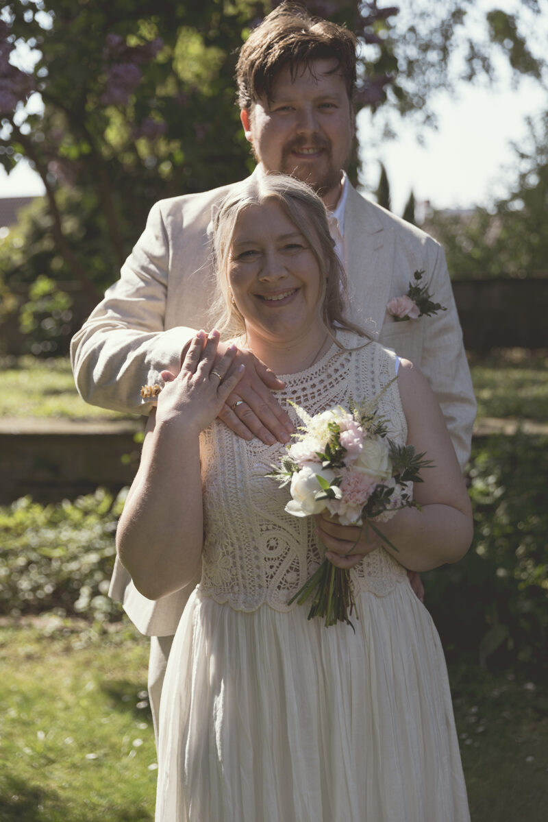 Hochzeitsfotograf Mönchengladbach - Brautpaar im Garten