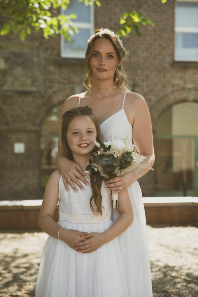 Braut und Tochter in hübscher Pose fotograf mönchengladbach