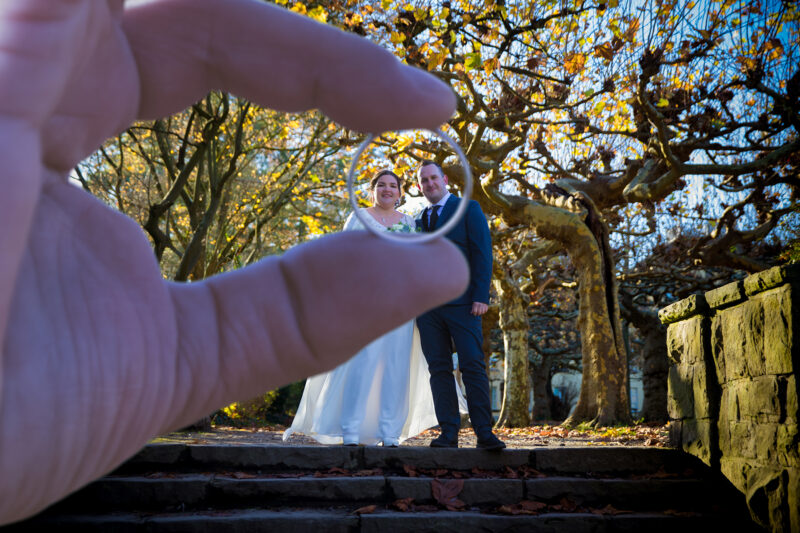 Brautpaar im Herbstlichen Park durch den Ehering fotografiert - Hochzeitsfotografie André Wolfs Mönchengladbach & NRW