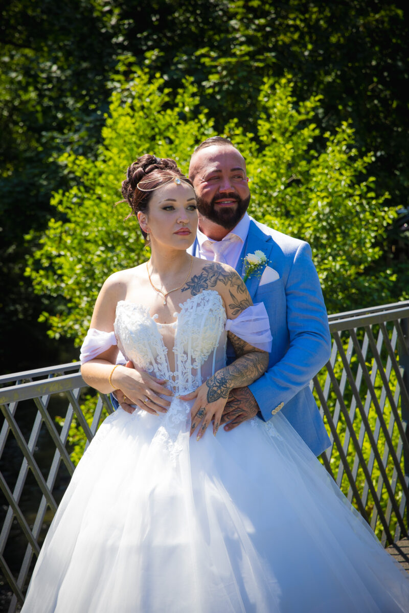 Brautpaar umarmt sich - Hochzeitsfotograf André Wolfs Mönchengladbach & NRW
