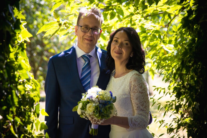 Brautpaar im grünen Torbogen - Hochzeitsfotograf André Wolfs Mönchengladbach
