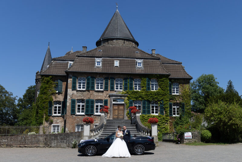 Brautpaar vor Schloss Linnep - Hochzeitsfotograf André Wolfs Mönchengladbach & NRW