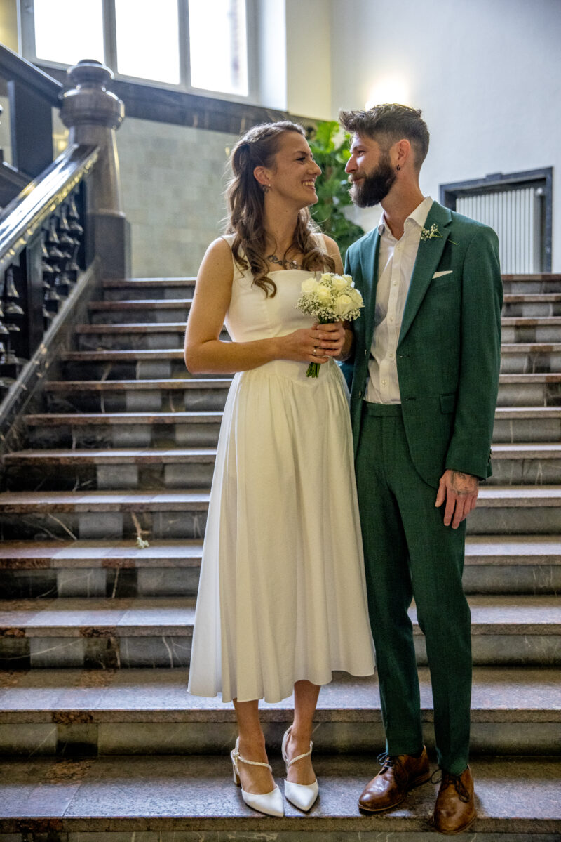 Brautpaar auf Treppe im Standesamt - Hochzeitsfotograf André Wolfs Mönchengladbach & NRW