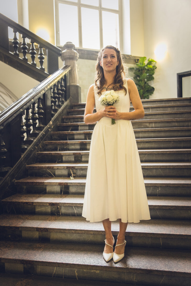 Braut auf Treppe im Standesamt - Hochzeitsfotograf André Wolfs Mönchengladbach & NRW