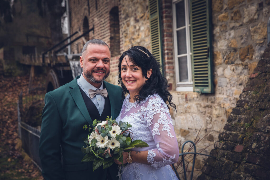 Brautpaar beim Paarshooting vor alter Wassermühle in Aachen