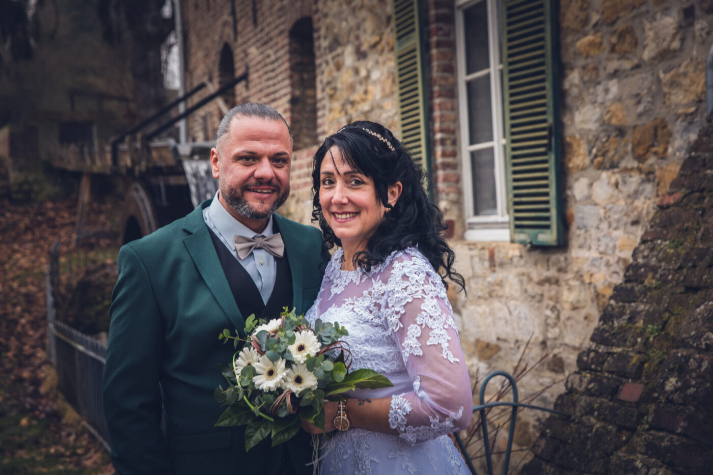Brautpaar beim Paarshooting vor alter Wassermühle in Aachen