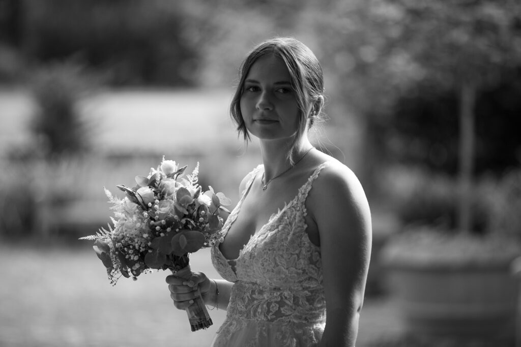 Die Braut Tatjana mit ihrem Brautstraß in s/w Fotograf Mönchengladbach