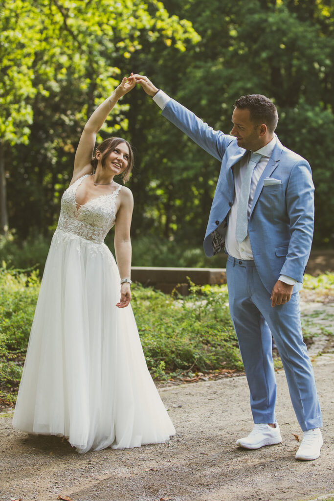 Das Brautpaar Tatjana und Michael tanzen beim Shooting Hochzeitsfotografie Mönchengladbach