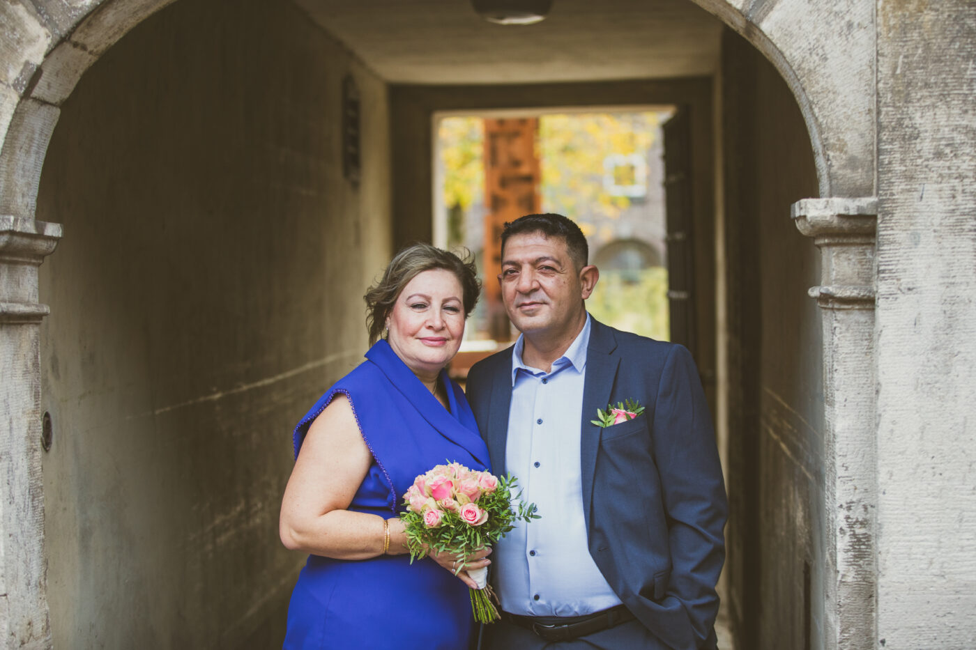 Brautpaar unter Torbogen im Innenhof vom Rathaus Abtei Mönchengladbach