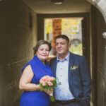 Brautpaar unter Torbogen im Innenhof vom Rathaus Abtei Mönchengladbach