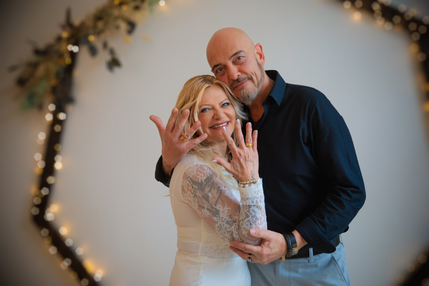 Frisch getrautes Ehepar zeigt stolz die Ringe in die Kamera - Hochzeitsfotograf André Wolfs