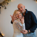 Frisch getrautes Ehepar zeigt stolz die Ringe in die Kamera - Hochzeitsfotograf André Wolfs