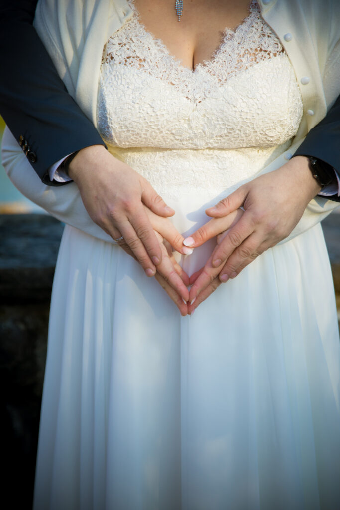 Brautpaar formt Herz mit den Händen - Hochzeitsshooting in Krefeld – Emotionale Fotos