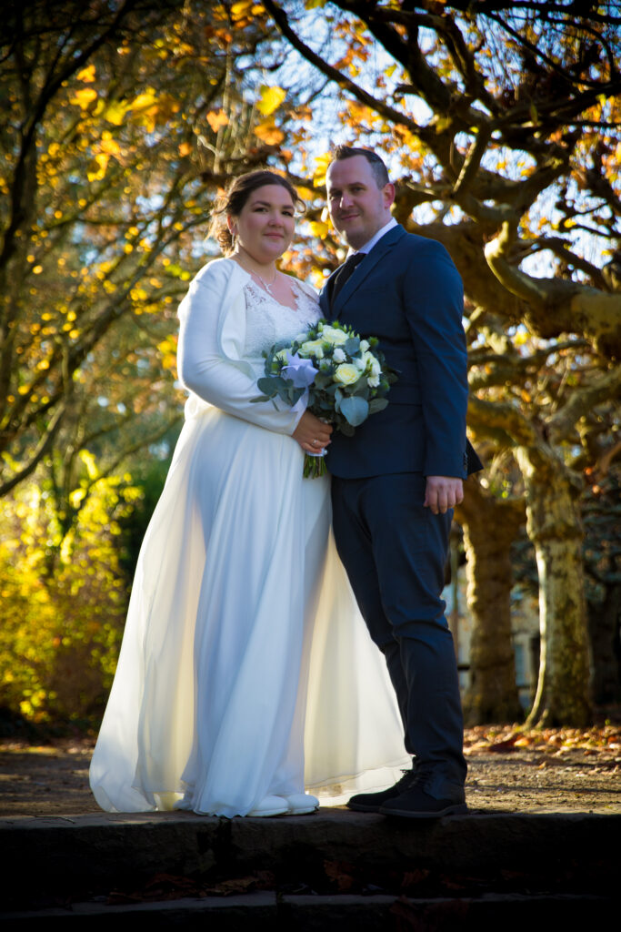 Brautpaar auf Treppe Hochzeitsshooting in Krefeld – Emotionale Fotos