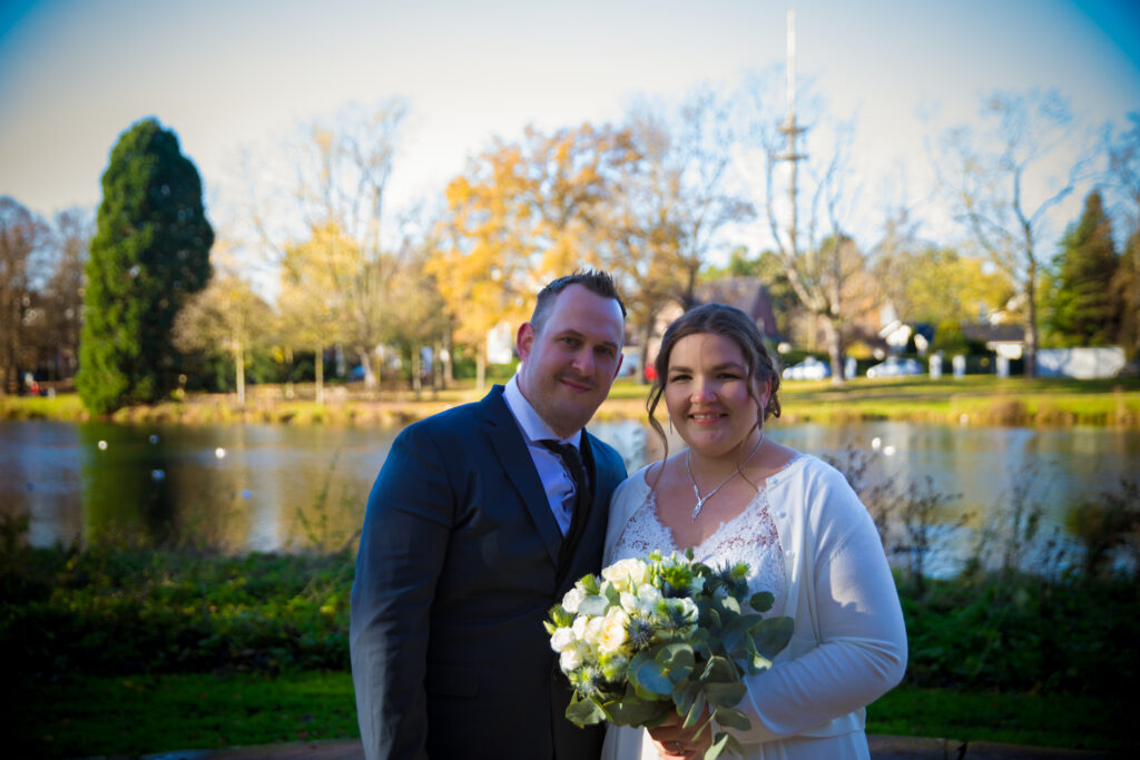 Brautpaar vor See - Hochzeitsshooting in Krefeld – Emotionale Fotos